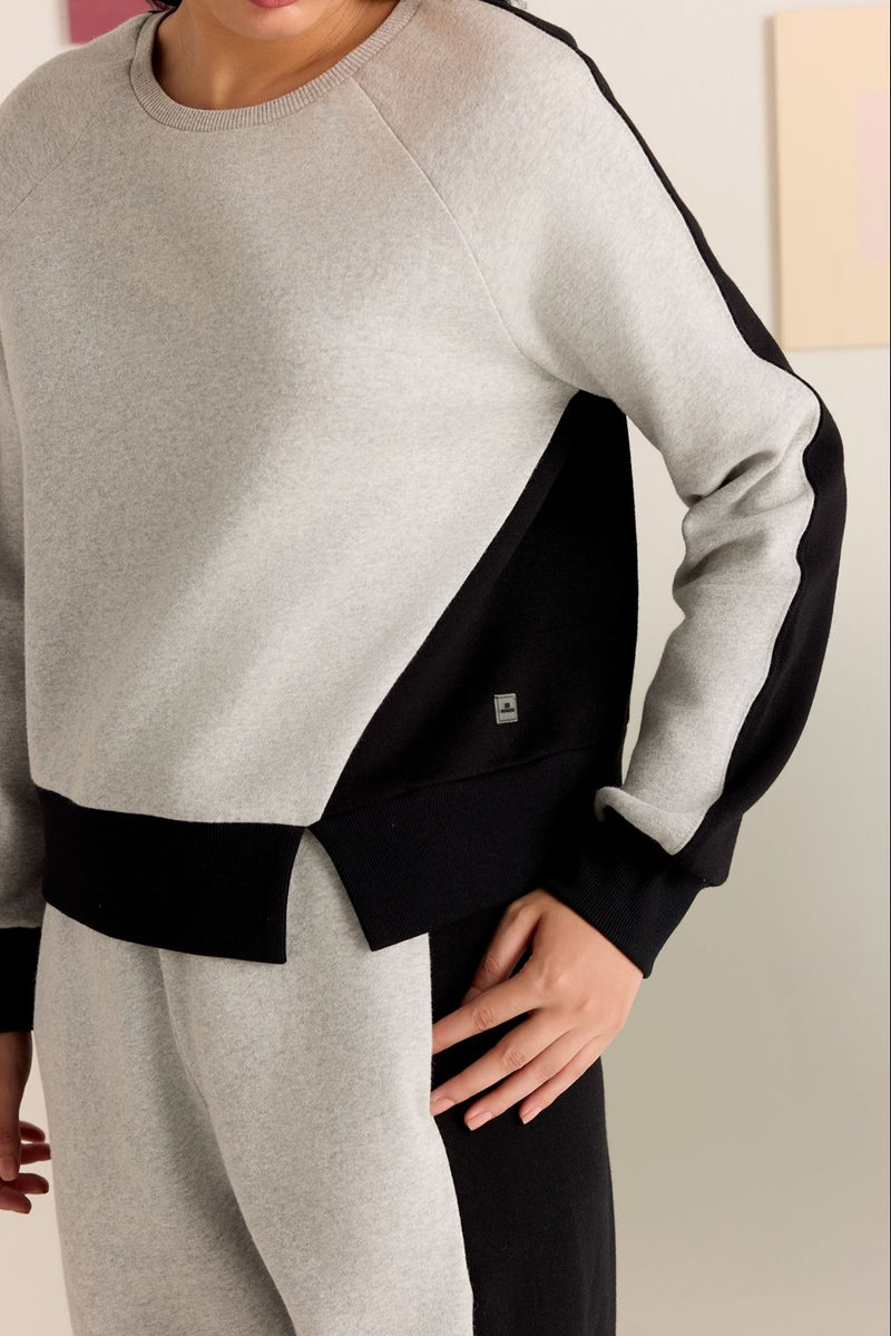 Contrast Bloom Cropped Sweatshirt